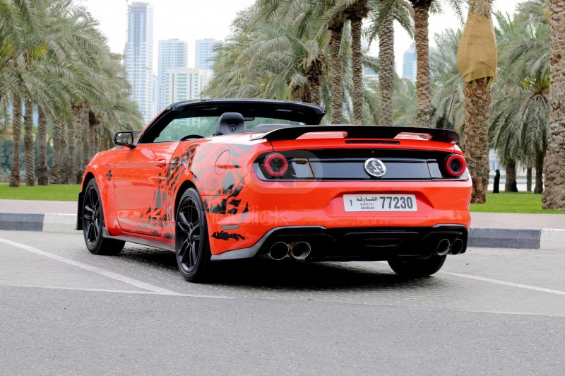 Oranje Ford Mustang EcoBoost Convertible V4 2016 for rent in Sharjah 8